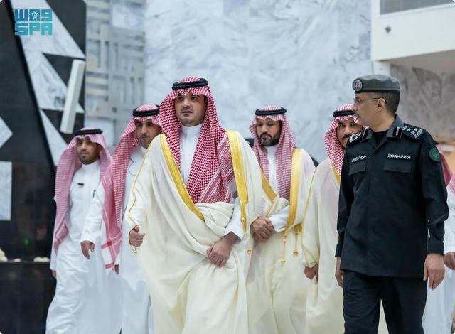 وزير الداخلية يتفقد مركز العمليات الأمنية الموحدة 911 بالرياض