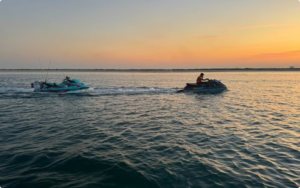 حرس الحدود بالشرقية ينقذ مواطنين تعطلت وسيلتهما البحرية في عرض البحر بالجبيل