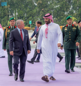 ملك الأردن يصل إلى جدة وسمو ولي العهد في مقدمة مستقبليه