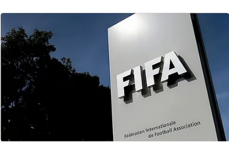 فيفا يقرّ الطرد عند تغطية الفم في المواجهات داخل الملعب