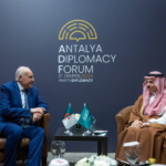 وزير الخارجية يبحث مع نظيره الجزائري تعزيز العلاقات ومستجدات الأوضاع الإقليمية في أنطاليا