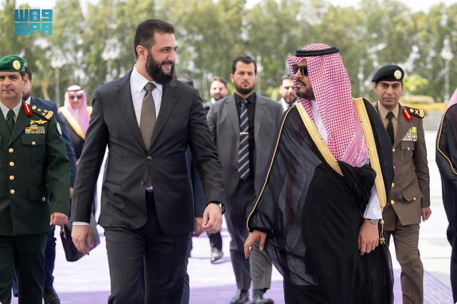 وصول الرئيس السوري أحمد الشرع إلى جدة واستقبال رسمي في مطار الملك عبدالعزيز