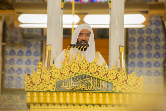إمام المسجد النبوي يبيّن فضل الدعاء ويحدّد الأوقات والأسباب الموجِبة لاستجابة الله لعباده