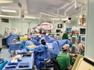 بعد قرابة 13 ساعة متواصلة.. نجاح عملية فصل التوأم الملتصق الفلبيني "كليا وموريس آن" بعد جراحة معقدة