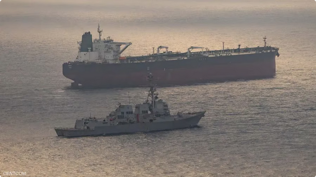 مدمرة أميركية تعترض سفينة إيرانية وسط تصاعد التوترات