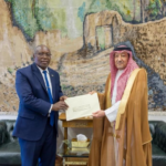 الملك سلمان يتلقى رسالة خطية من رئيس زيمبابوي