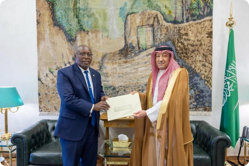 الملك سلمان يتلقى رسالة خطية من رئيس زيمبابوي