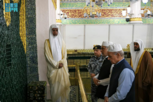 رئيس وزراء باكستان يؤدي الصلاة في المسجد النبوي