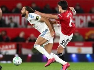 شدّ الشعر يثير الجدل في الدوري الإنجليزي.. وطرد مارتينيز يعيد فتح الملف