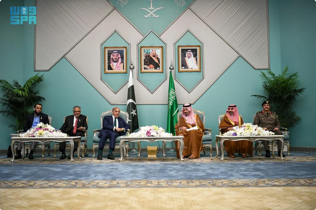 رئيس وزراء باكستان يصل المدينة المنورة لزيارة المسجد النبوي