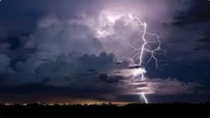 تحذير: استمرار هطول أمطار رعدية على عدة مناطق بالمملكة