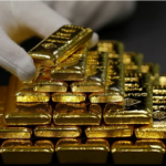 أسعار الذهب تتعافى من أدنى مستوياتها في شهر بفعل تراجع الدولار