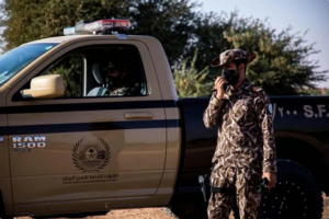 الأمن البيئي يضبط مواطنًا يرعي 17 متنًا من الإبل في مواقع محظورة بمحمية الإمام عبدالعزيز