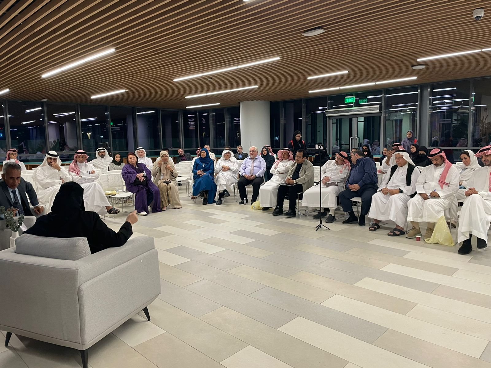 صالون بوح الثقافي يؤكد حضوره بإقامة أمسية أدبية نوعية بعنوان " الرواية والمجتمع دفاتر الوراق أنموذجا "