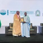 وزير التربية الوطنية في السنغال يمنح وزير الشؤون الإسلامية وسام الشرف الوطني للتربية والتعليم تقديرًا لجهوده في خدمة الوحيين ونشر الوسطية والاعتدال