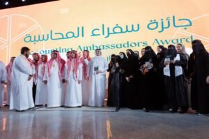 ألقُ العشرين في أرض النخيل: كوثر عبدالعزيز؛ سفيرةُ الإبداع الأحسائي