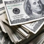 استقرار الدولار بالقرب من أعلى مستوى في أسبوع مع ارتفاع عوائد السندات