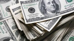 استقرار الدولار بالقرب من أعلى مستوى في أسبوع مع ارتفاع عوائد السندات