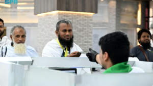 حجاج بنغلاديش يشيدون بمبادرة طريق مكة التي تختصر إجراءات الحج من دكا إلى المملكة