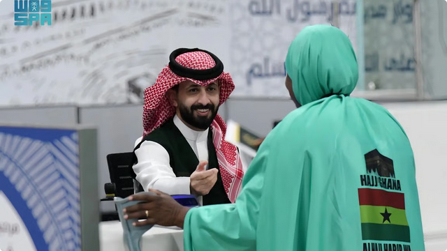 جوازات مطار الأمير محمد بن عبدالعزيز تستقبل ضيوف الرحمن من غانا