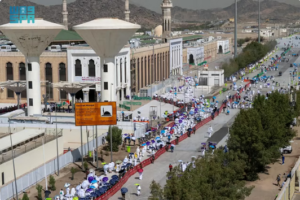 توافد حجاج بيت الله إلى مسجد نمرة لأداء صلاتي الظهر والعصر