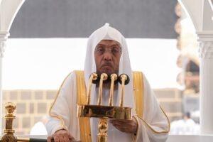 فضيلة الشيخ الدكتور أسامة خياط يؤم المصلين لصلاة الجمعة بالمسجد الحرام