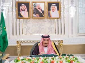 خادم الحرمين الشريفين يرأس جلسة مجلس الوزراء في جدة.