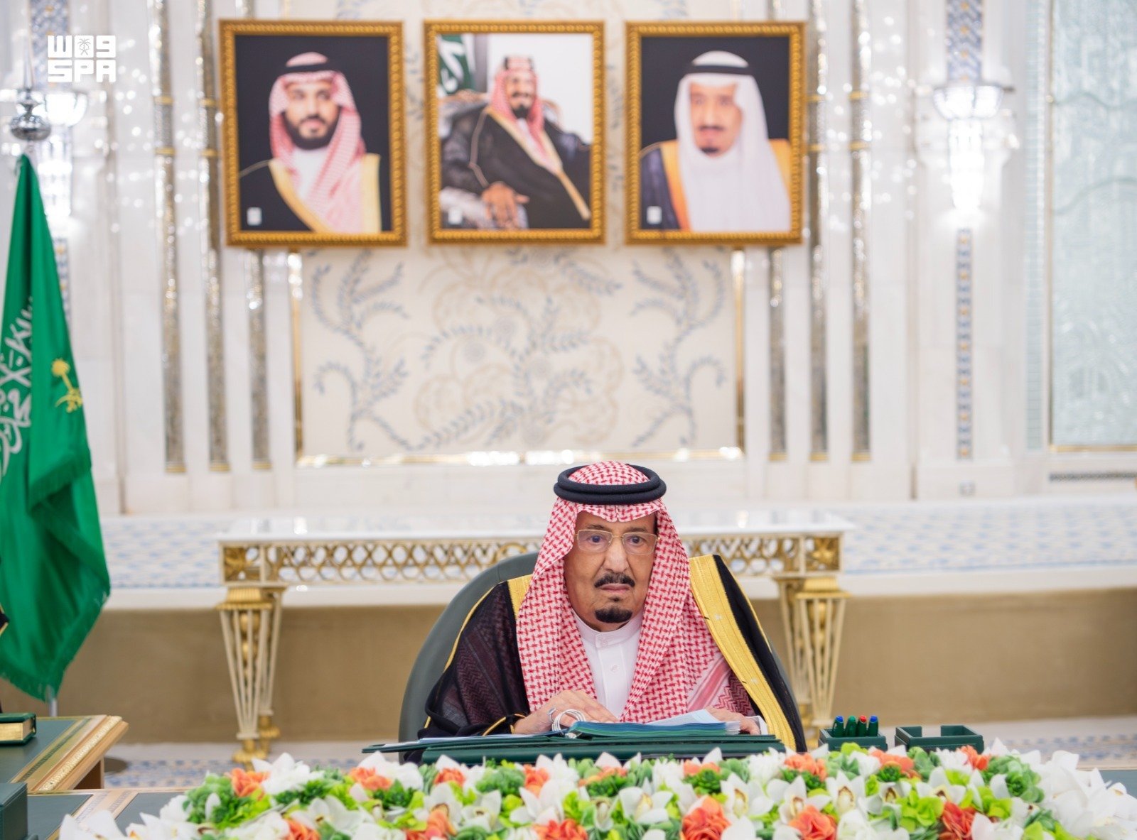 خادم الحرمين الشريفين يرأس جلسة مجلس الوزراء في جدة.