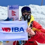 علم "IBA" يرفرف فوق إيفرست بإنجاز غير مسبوق للروسي نبييف