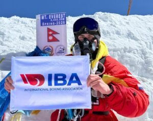 علم "IBA" يرفرف فوق إيفرست بإنجاز غير مسبوق للروسي نبييف
