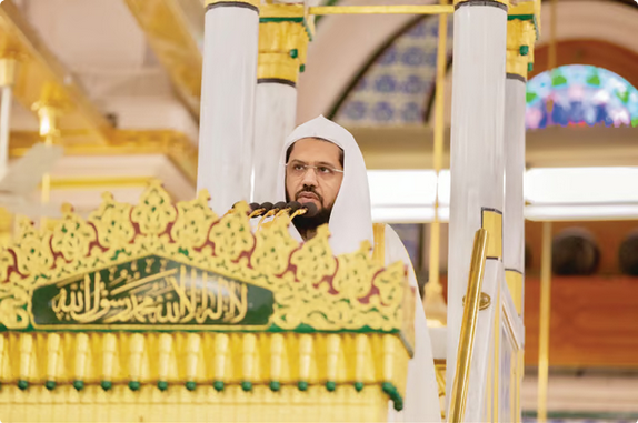إمام المسجد النبوي يدعو إلى التأمل في تعاقب الزمان والاستدراك