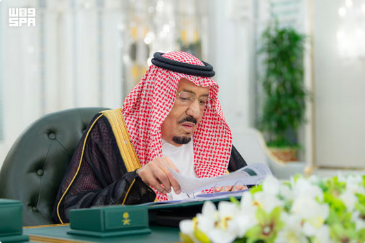 خادم الحرمين الشريفين يرأس جلسة مجلس الوزراء في جدة