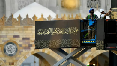 مجمع الملك عبدالعزيز يبدأ إجراءات تغيير كسوة الكعبة المشرفة استعداداً للكسوة الجديدة