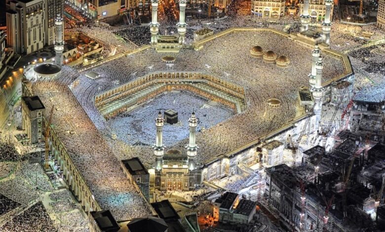 أطياف الحرمين حول العالم».. المصورة سوزان إسكندر توثق الجمال الروحاني بعدسة سعودية في بيت الفن بجدة