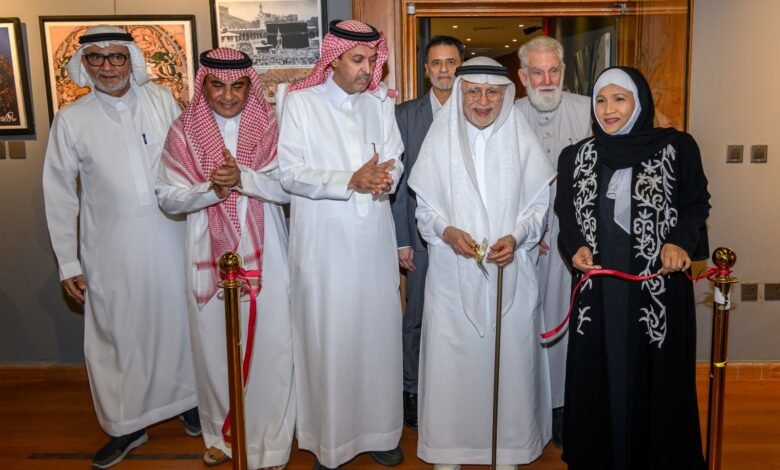 معالي الدكتور عبدالعزيز خوجة يفتتح معرض «أطياف الحرمين الشريفين» للمصورة السعودية سوزان إسكندر بجدة