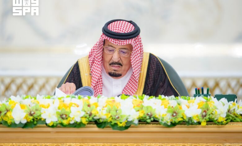 خادم الحرمين الشريفين يرأس جلسة مجلس الوزراء في جدة.