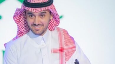 وزير الرياضة يبارك إنجاز العجيان التاريخي بعد تحطيمه الرقم القياسي العالمي للشباب