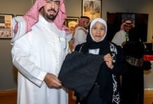 كسوة الكعبة المشرفة هدية تكريمية للمصورة السعودية سوزان أسكندر تقديراً لتميزها في معرض " أطياف الحرمين "