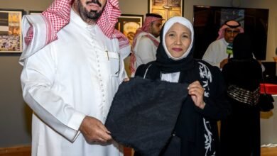 كسوة الكعبة المشرفة هدية تكريمية للمصورة السعودية سوزان أسكندر تقديراً لتميزها في معرض " أطياف الحرمين "