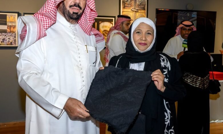 كسوة الكعبة المشرفة هدية تكريمية للمصورة السعودية سوزان أسكندر تقديراً لتميزها في معرض " أطياف الحرمين "