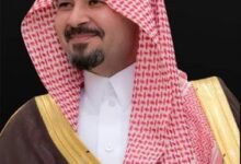 الشاعر المختار يهدي أمير المدينة المنورة الأمير سلمان بن سلطان رائعته الشعرية ( على خطاه )
