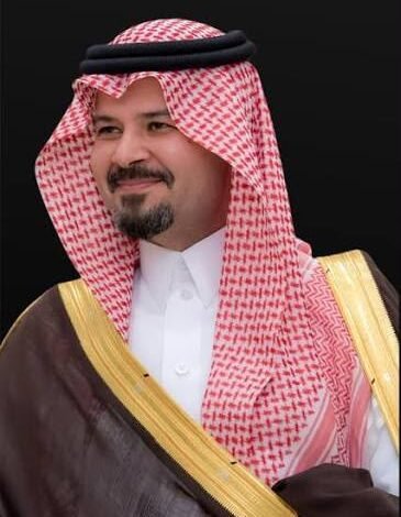 الشاعر المختار يهدي أمير المدينة المنورة الأمير سلمان بن سلطان رائعته الشعرية ( على خطاه )