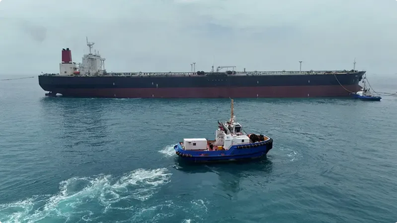 واشنطن وطهران على أعتاب اتفاق لإعادة فتح مضيق هرمز